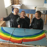 Børn der har malet en regnbue